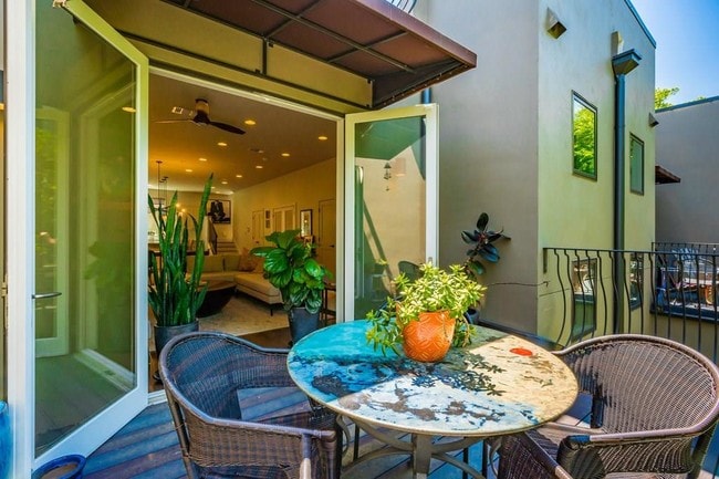 Building Photo - 206 E Live Oak St