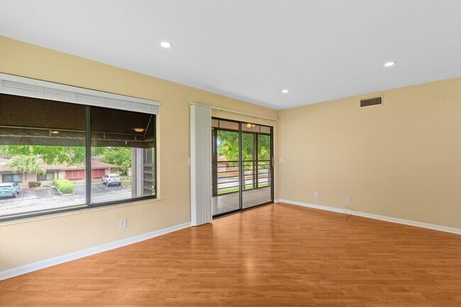 Building Photo - 5040 Rose Hill Dr