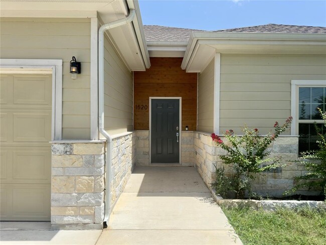 Building Photo - 1520 Hunter's Rd