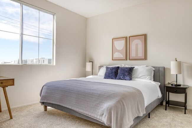 Building Photo - 1561 S Barrington Ave