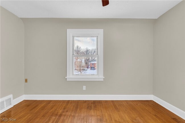 Building Photo - 239 E 214th St