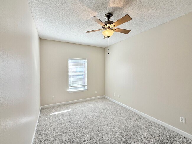 Building Photo - Spacious 3 Bed/2 Bath Home - 0.82 Acre Lot