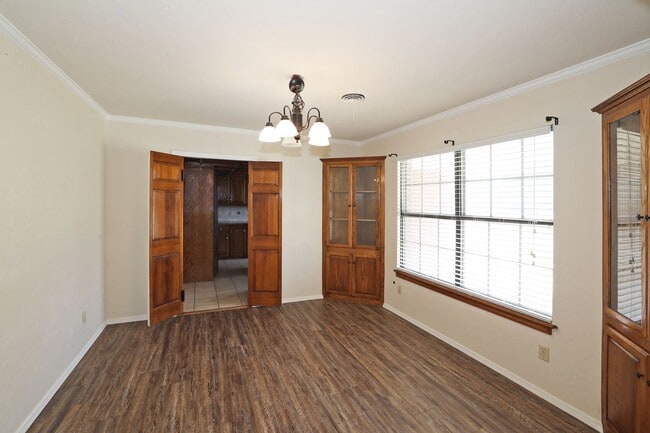 Building Photo - Spacious Canyon Home