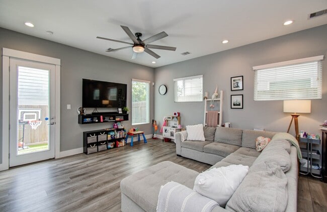 Building Photo - 1221 W Tidwell Rd