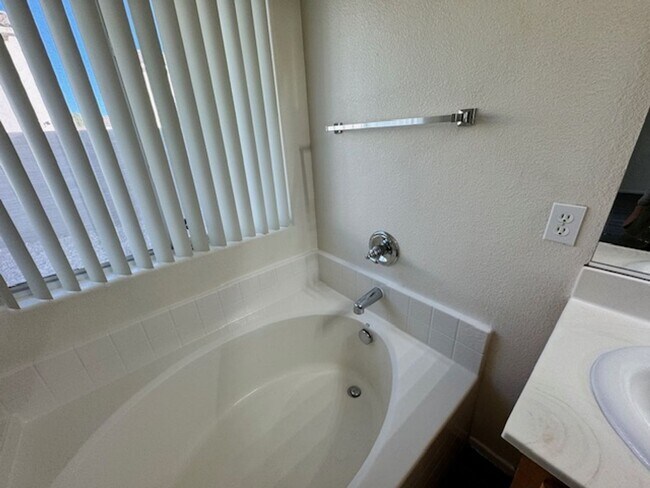 Building Photo - Awesome 3 Bedroom, 2 Bathroom 1 story home...