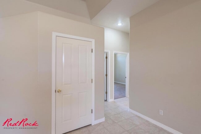 Building Photo - Comfortable 3-bedroom Home. Small Dog Frie...