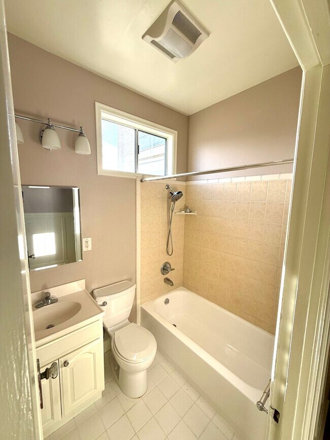 Building Photo - Charming Updated Top Floor 2BR/1BA Marina Apartment w/ Golden Gate Bridge Views! AMSI