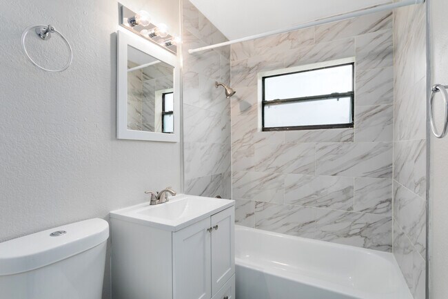 Building Photo - 1511 E Kaley St