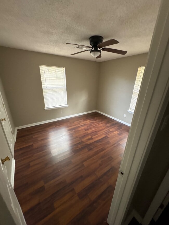 Building Photo - 352 Morton Ave