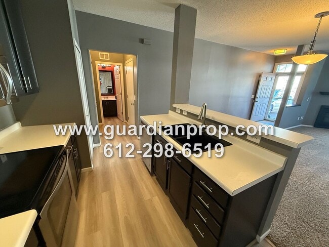 Building Photo - Woodbury Townhouse Available September  1, Open Floor Plan, Loft Area, Fireplace, Updated Kitchen...