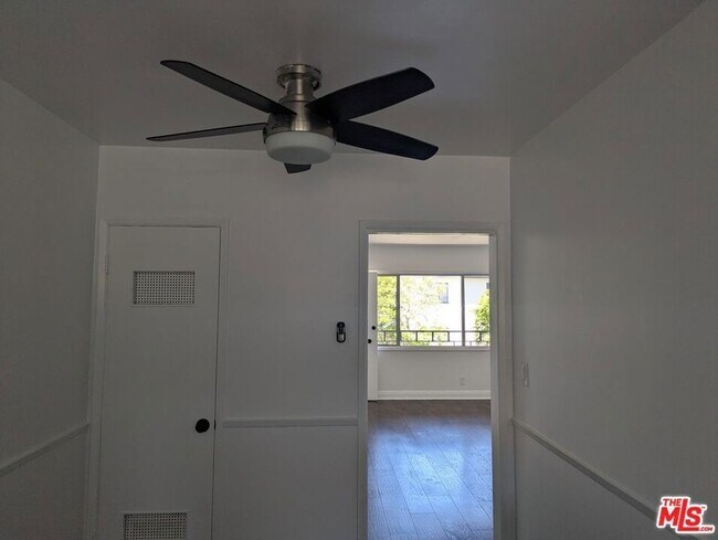 Building Photo - 4777 San Vicente Blvd