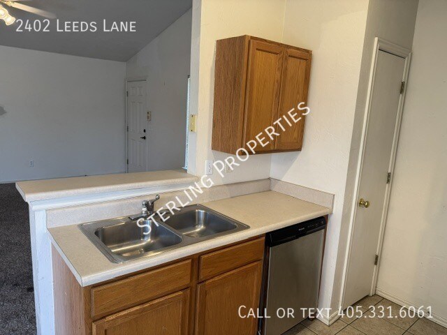 Building Photo - 2402 Leeds Ln