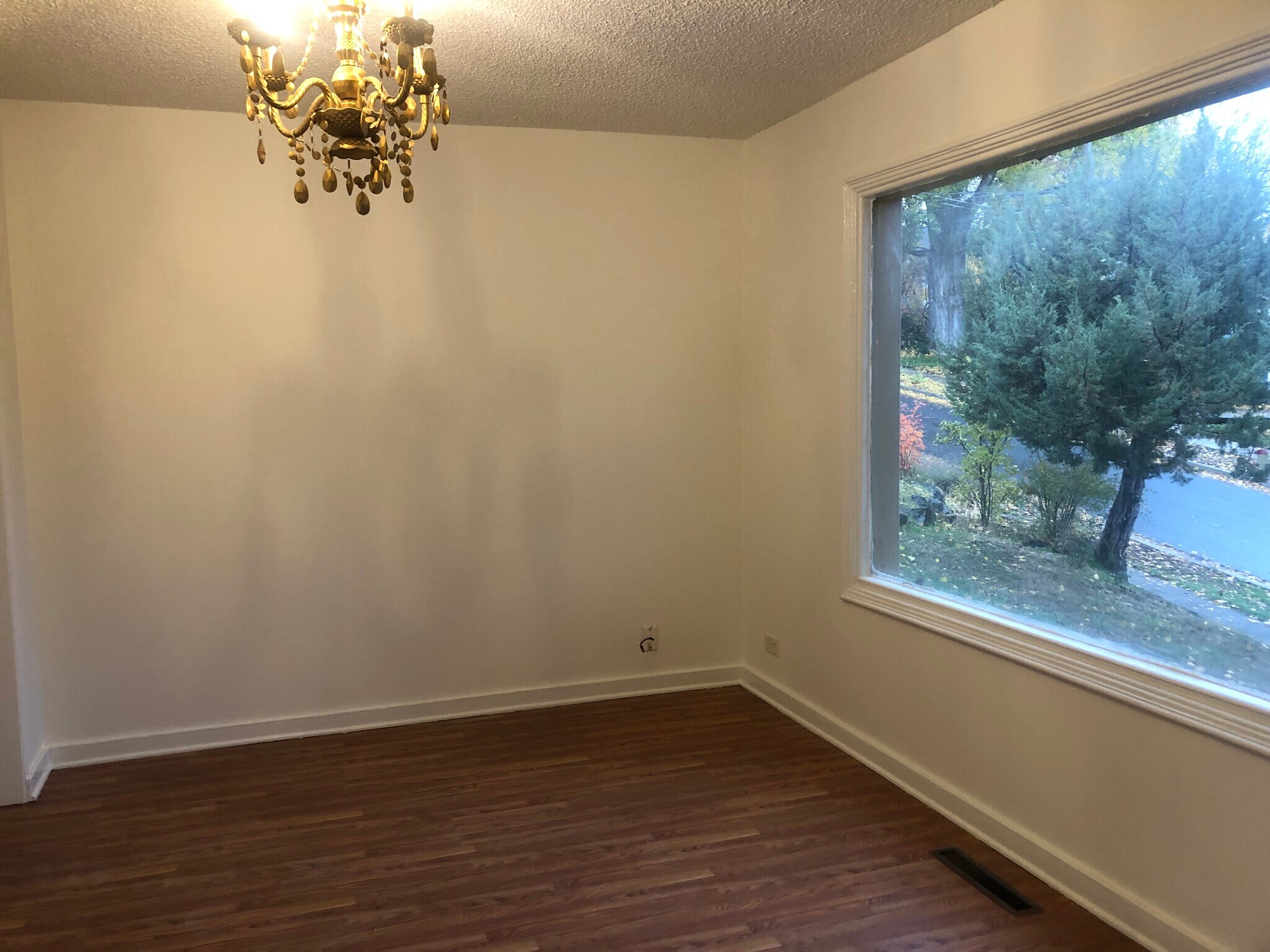 Building Photo - 320 SE High St