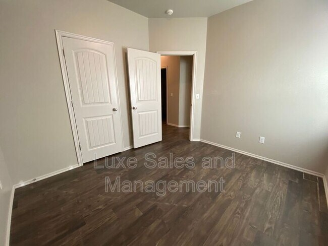 Building Photo - 2225 Mill Creek Way