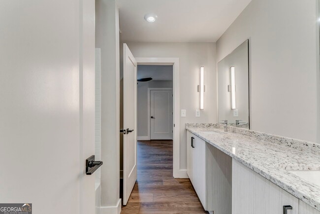 Building Photo - 79 Chateau Dr SE