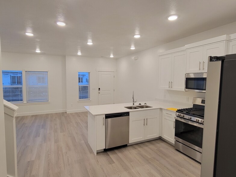 Kitchen/living - 3155 S 350 W