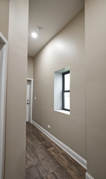 Building Photo - 2718 W Monroe St