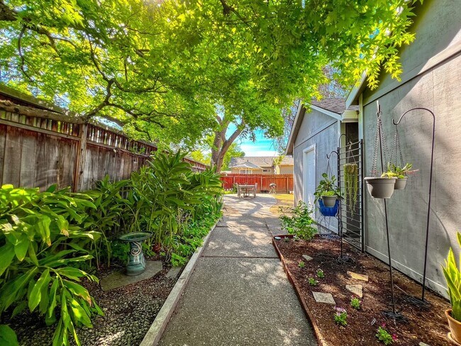 Building Photo - Fully Furnished Modern Home in the Desirable Alphabet Streets