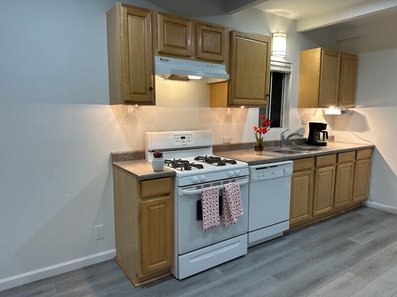 Kitchen - 6435 Camarilla Ave