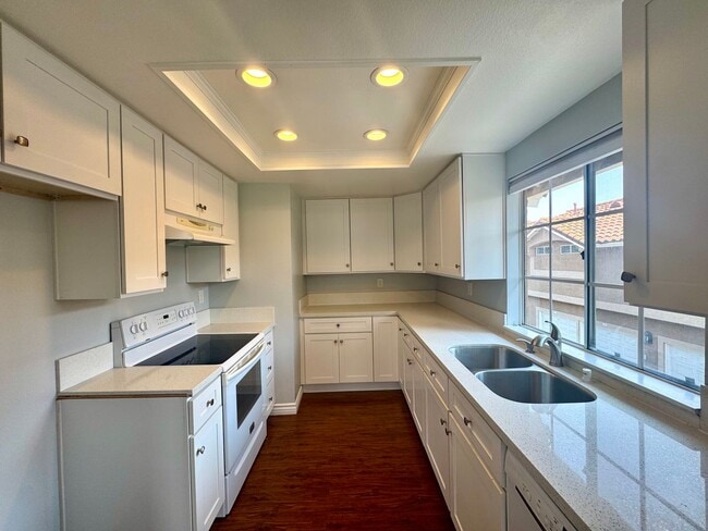 Building Photo - 2 Bed, 2 Bath Upper End Unit in Beautiful ...