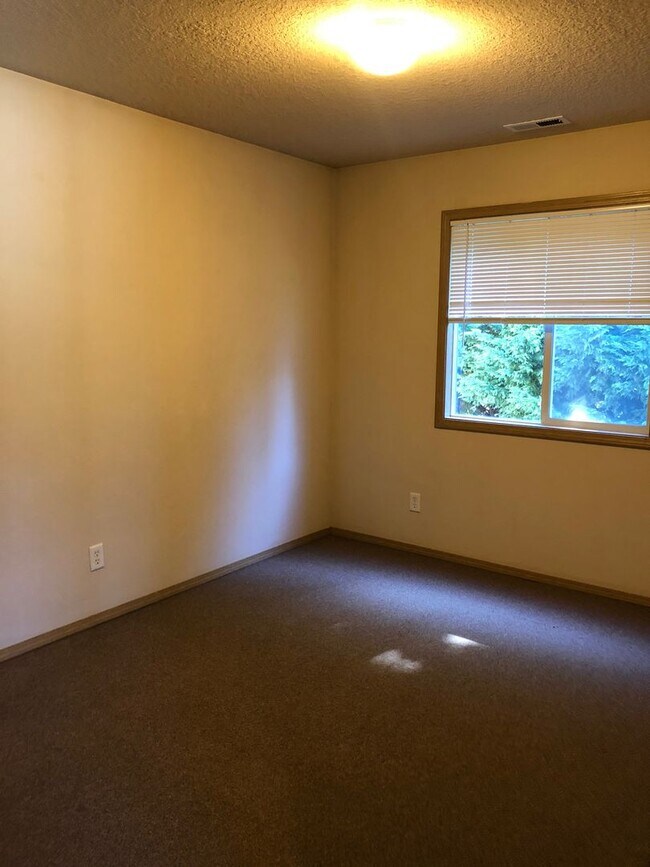 Building Photo - Small Pet Friendly! 4 Bedroom, 2 Bathroom Close to Campus!