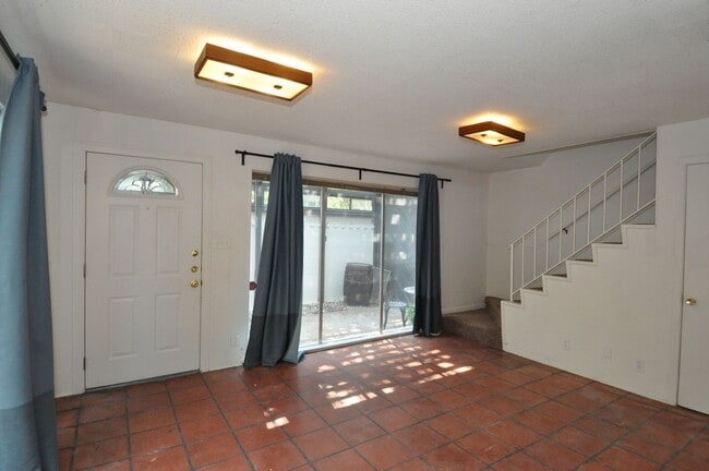 Building Photo - LOCATION! RENOVATED BATHROOM!