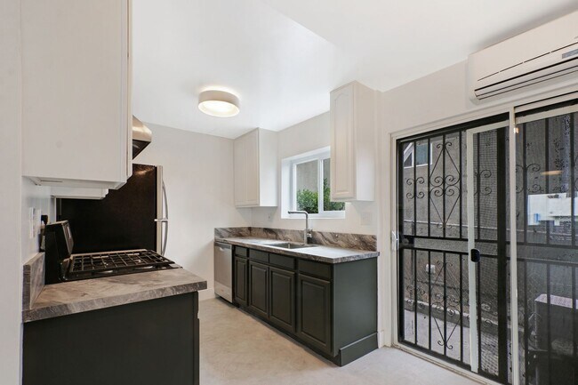 Building Photo - 2 Bed / 1 and 1/2 Bath Townhouse in Highla...