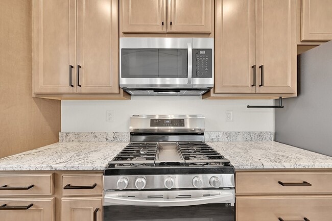 Building Photo - $2,150 - 2 Bed,1 Bath, Updated townhome in...