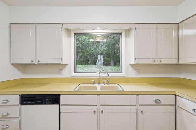 Building Photo - 3 Bed, 2.5 Bath House in the Rattlesnake