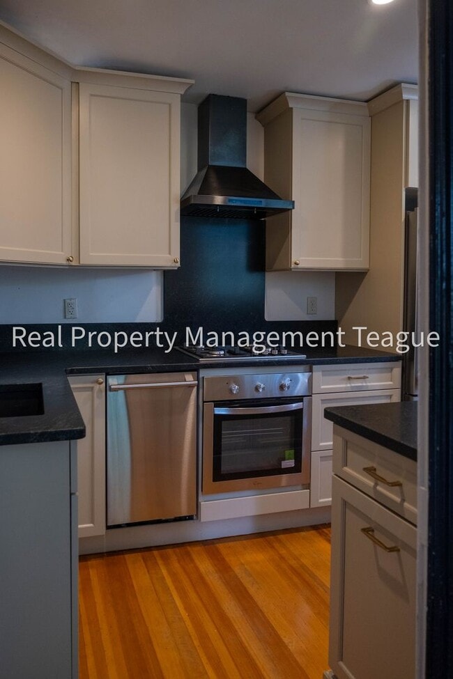 Building Photo - Beautiful Brownstone !