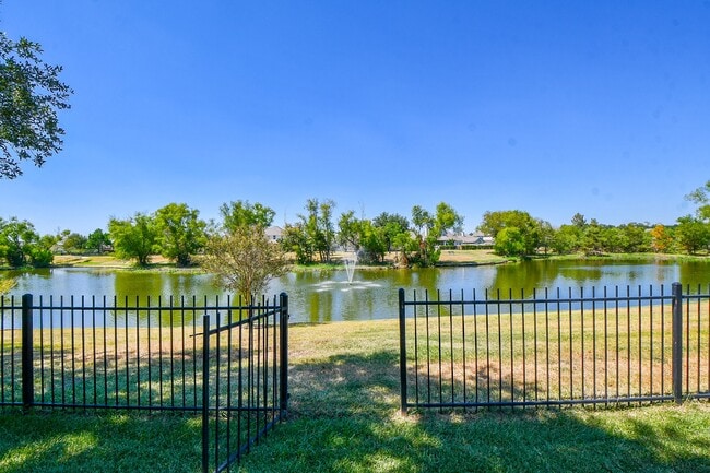 Building Photo - 6206 Fawnlake Dr