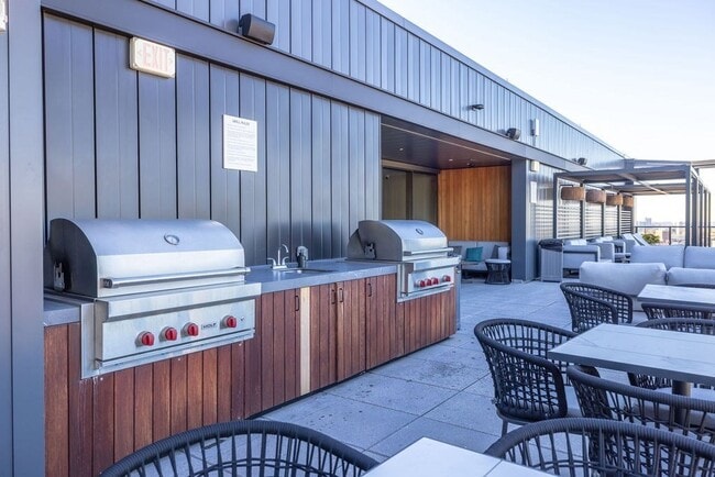 Building Photo - 55 Lagrange St