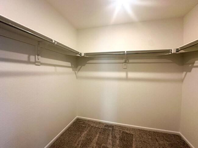 Building Photo - East Facing 3bd 2.5ba paired home in Senderos Creek!