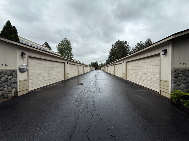 Building Photo - 2 Bed/2.5 Bath Townhome with Garage, Pool and Tennis Court