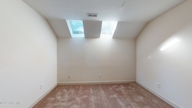 Building Photo - 45 Old Hunt Rd