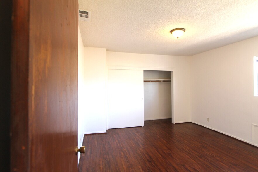 Building Photo - 308 N Primrose Ave