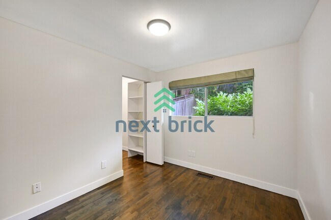 Building Photo - "Charming Bellevue 4-Bed Oasis with 2 Baths - Spacious 1560 Sq Ft Retreat!"