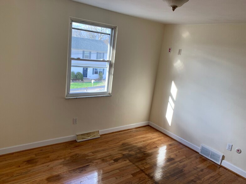 Building Photo - 4268 Sample Ct