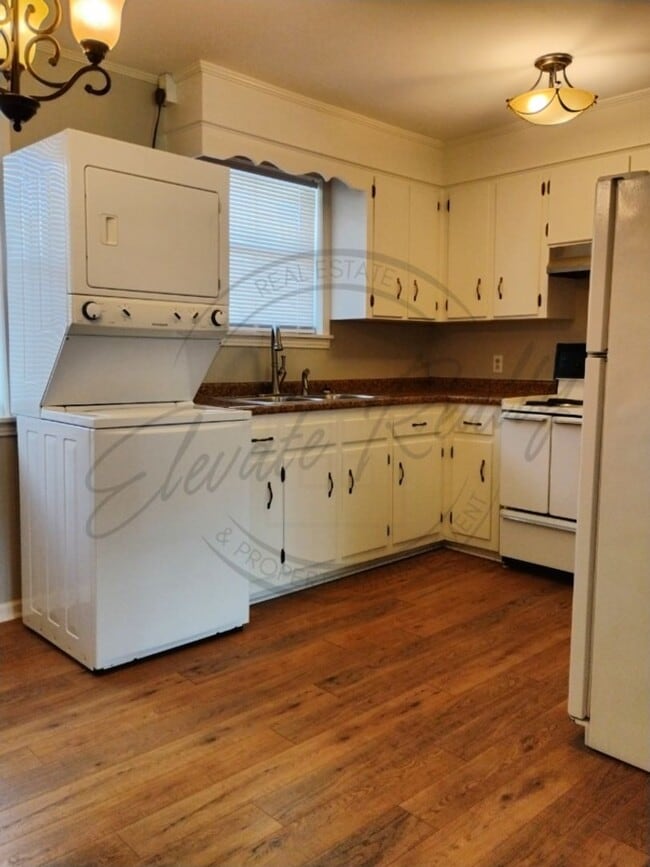 Building Photo - Charming Two Bedroom in Triplex in Goodlettsville!