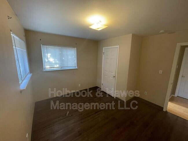 Building Photo - 601 N Bryan Ave