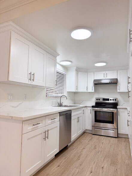 Building Photo - 9319 Alcott St