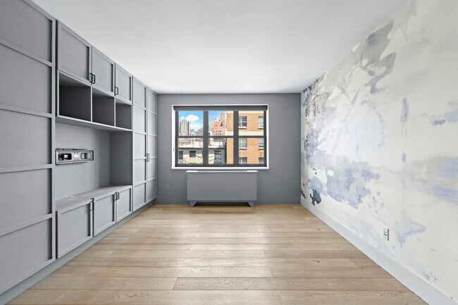 Building Photo - 516 W 47th St