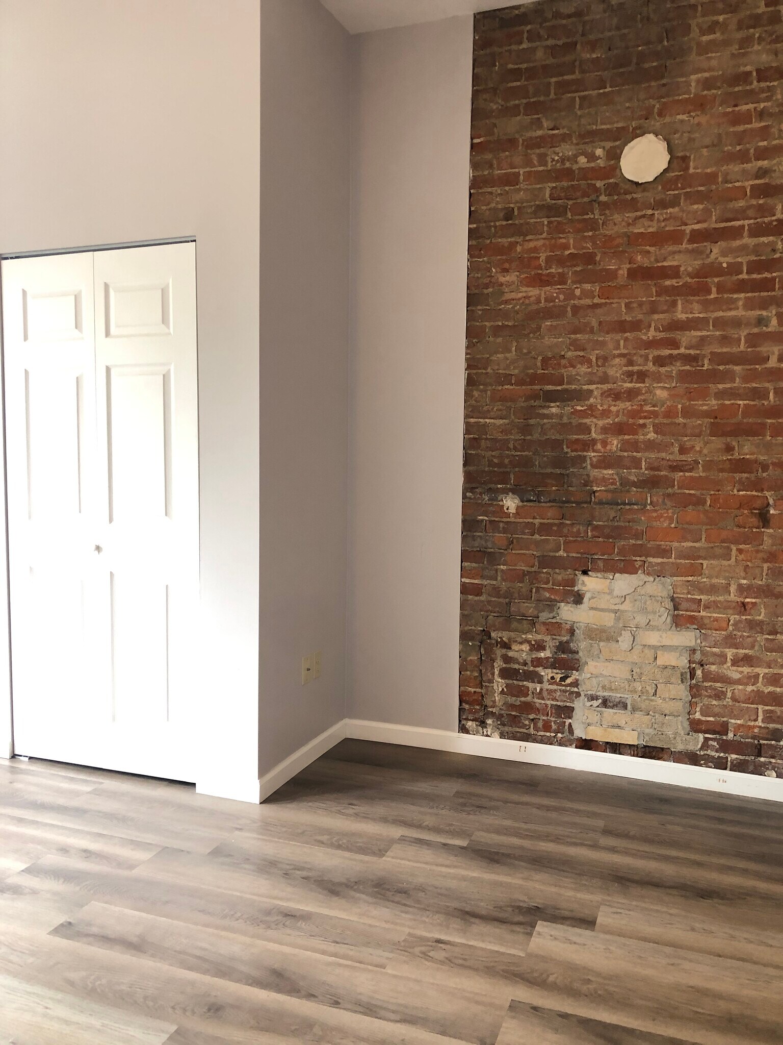 Building Photo - 437 W 6th St