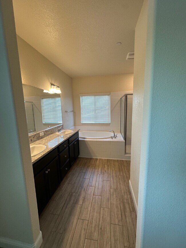 Building Photo - 2494 Valdes Dr