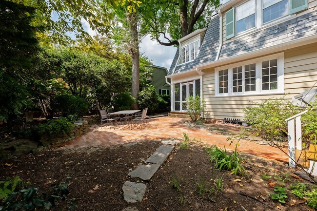 Building Photo - 4BR 3.5 BA Chevy Chase Gem is Move-in Read...