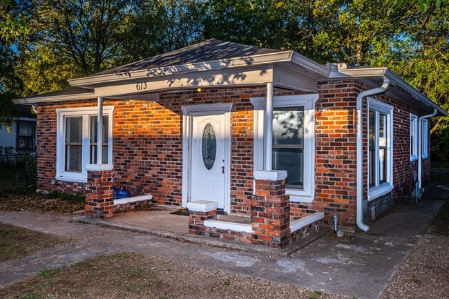 Building Photo - 3 BEDROOM 1 BATHROOM BRICK HOME FOR RENT!