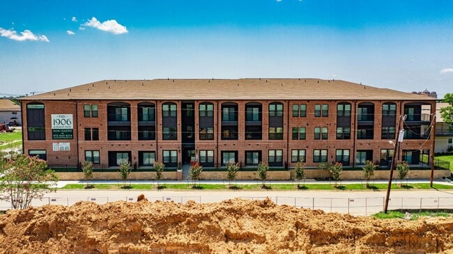 Building Photo - The 1906 at Bishop Ridge