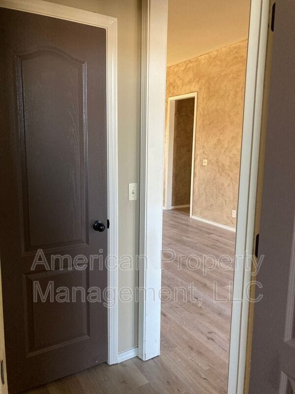 Building Photo - 15609 S Broadway St