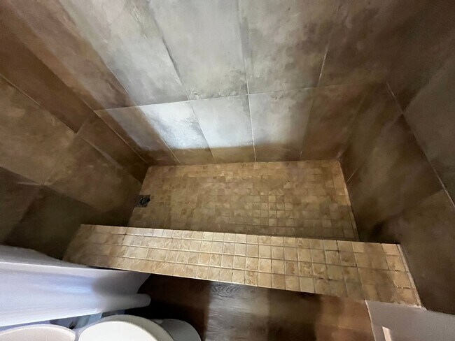 Building Photo - Newly Renovated Unit!