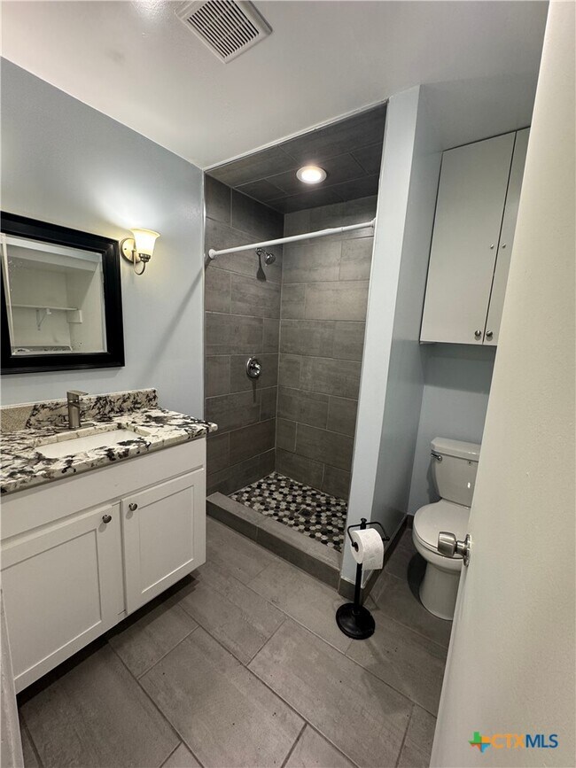 Building Photo - 1705 Holly St